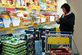 Foto: Eine Kursteilnehmerin beim Einkaufen. Kommentar: 'Zuerst wird eingekauft...'